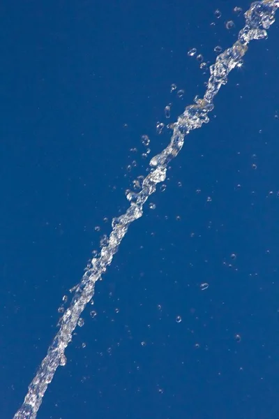 Gocce Acqua Che Schizzano Contro Cielo Blu Estivo Gocce Acqua — Foto Stock