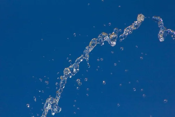 Σταγόνες Νερό Πιτσίλισμα Κατά Ένα Καλοκαιρινό Μπλε Ουρανό Σταγόνες Του Εικόνα Αρχείου