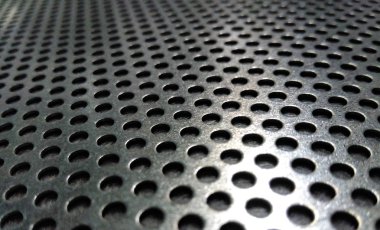 Delikli sac, delikli demir plaka makine arka plan üzerinde.