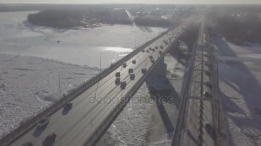 Donmuş bir nehir üzerinde köprü hava atış