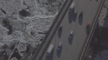 Donmuş nehrin üzerinde köprü üzerinde uçuş