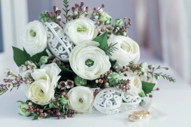 düğün buketi ve beyaz çiçekler 