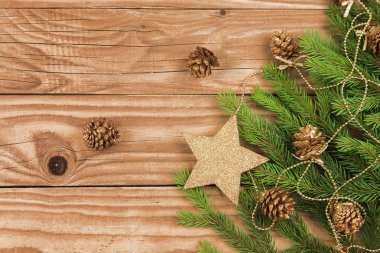 Yeşil dallar yedi, itiraf etti ve çelenk taktı. Noel 'i kutlamak için ahşap bir arka plan