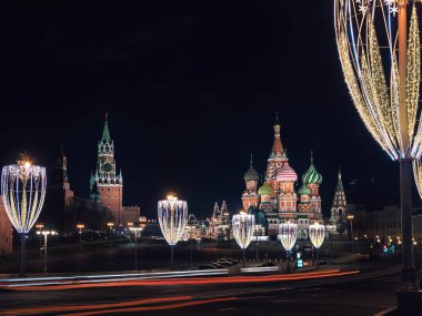 04 / 01 / 2020 Rusya, Moskova 'daki En Ünlü Yer, Kızıl Meydan, Spasskaya Kulesi ve Saint Basil Katedrali