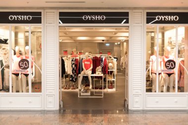 05.01.2020 Rusya, Moskova. Afimol City 'deki büyük alışveriş merkezlerinde mevsimlik giyim ve indirimler. Kadın giyim mağazasının vitrininde. Vitrindeki aptallar