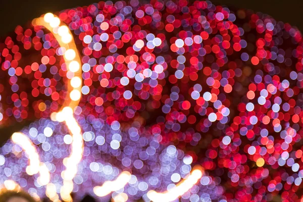 Iluminação de Natal na cidade. Arco-íris Boke das luzes garlan — Fotografia de Stock