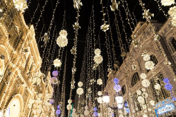 04 / 01 / 2020 Rússia, Moscou. Iluminação de Natal da noite de GUM, Praça Vermelha, Nikolskaya Street — Fotografia de Stock