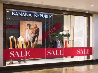 05.01.2020 Rusya, Moskova. Alışveriş Merkezi 'nde. Banana Republic mağazasındaki vitrin mankenleri.
