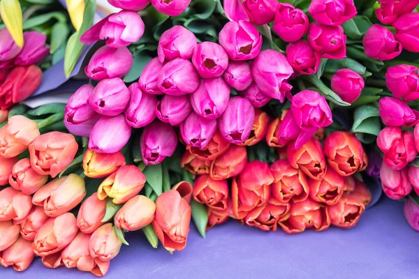 Bouquets Tulipani Sul Bancone Del Negozio Fiorista — Foto Stock