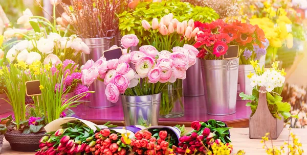 Vitrine Colorée Dans Magasin Fleuristes Fleurs Dans Grands Vases Bouquet — Photo