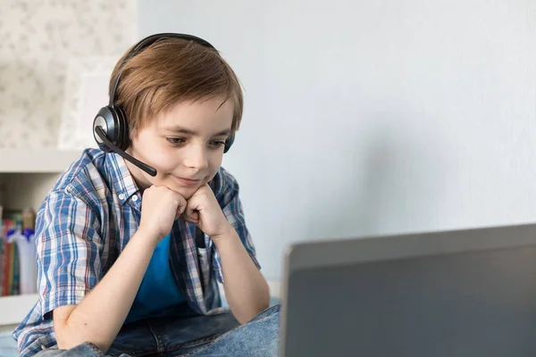 Online Onderwijs Afstand Lachende Schooljongen Met Koptelefoon Thuis Studeren Met — Stockfoto