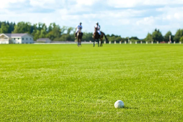 Horse Polo Field Míč Popředí Soustřeď Míč Pozadí Dva Koně — Stock fotografie