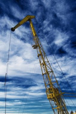 Nehir gemisine monte edilmiş küçük bir vinç.