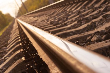 Tren yolu ufka doğru uzanıyor.