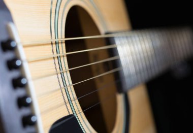 Akustik gitarın parçaları. Yakın plan.