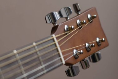 Akustik altı telli gitarın başlığı