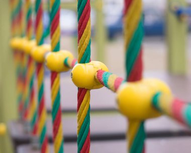 Oyun parkında renkli ipler