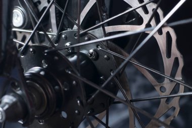 ön tekerleğe bisiklet diski freni yerleştirildi