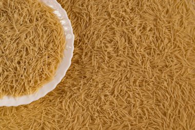 Vermicelli tabakta ve etrafında yatıyor.