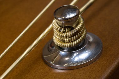 Metal dizgileri ile akustik gitarın akustik başlık makinesi ayarlanıyor