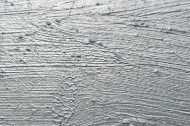 Gümüş boya ile soyut fırça darbeleri