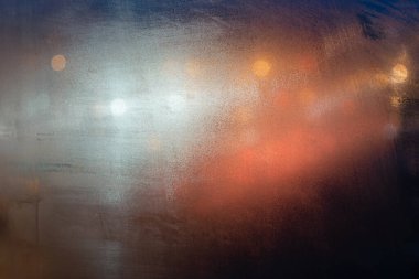 Gece sokak arkaplanlı sisli cam.