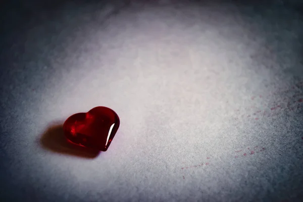 Corazón rojo decorativo sobre una sucia superficie vieja — Foto de Stock