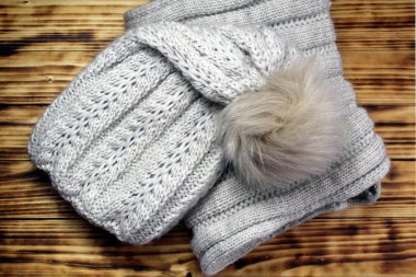 Kış şapkası ve gri eşarp masanın üzerinde.