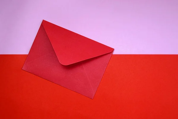 Halb Geöffneter Roter Umschlag Liegt Auf Doppeltem Hintergrund — Stockfoto