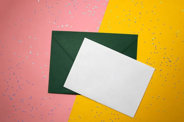 Grüner Umschlag Mit Weißem Laken Auf Festlichem Hintergrund — Stockfoto