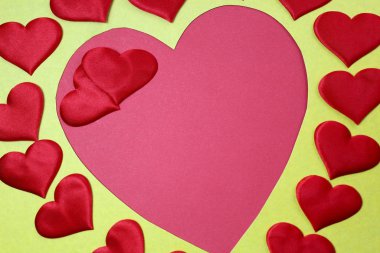 Kırmızı renkli birçok kalp ve büyük bir kalp şeklinde soyut bir arkaplan