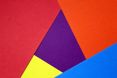 Masaya saçılmış renkli karton. Geometrik şekiller ortaya çıktı