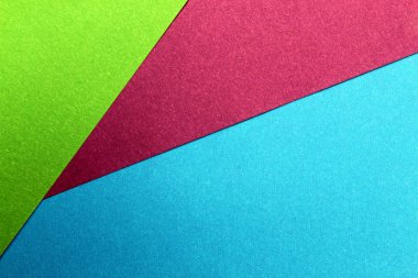 Masaya saçılmış renkli karton. Geometrik şekiller ortaya çıktı