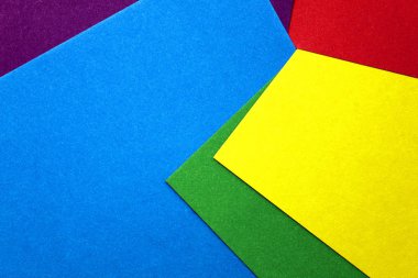 Masaya saçılmış renkli karton. Geometrik şekiller ortaya çıktı