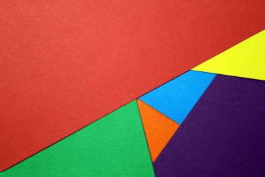 Masaya saçılmış renkli karton. Geometrik şekiller ortaya çıktı