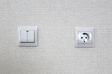 Soket ve anahtar aynı fotoğrafta.