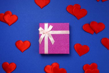 Sevgililer günü arkaplanda fiyonklu parlak hediye kutusu