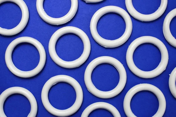 Textura Bílých Prstenů Modrém Pozadí — Stock fotografie