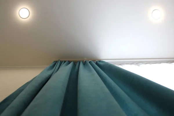 Tirai Pirus Tilikan Bawah Atas Dan Dua Lampu Sorot — Stok Foto