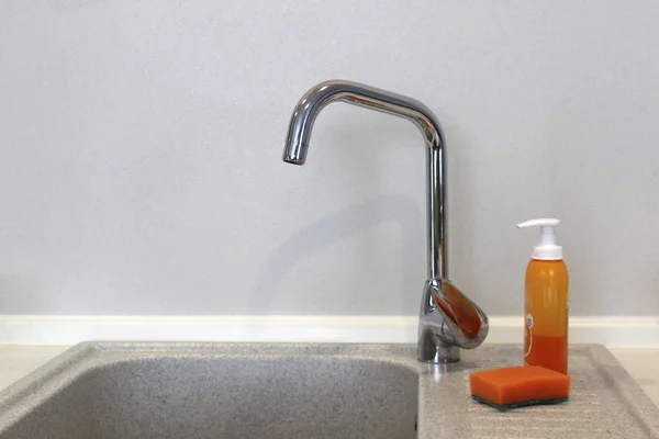 Keukenkraan Voor Koken Afwassen Met Een Spons Wasmiddel — Stockfoto