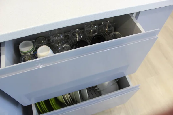 Pengering Untuk Piring Dan Cangkir Dapur Diatur Bawah Meja — Stok Foto