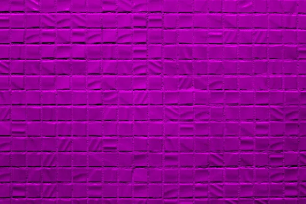 Pared Hormigón Desigual Con Pequeños Cuadrados Púrpura — Foto de Stock