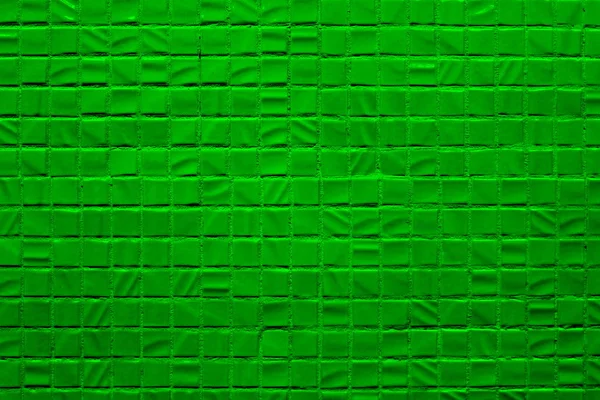 Unebene Betonmauer Mit Kleinen Grünen Quadraten — Stockfoto