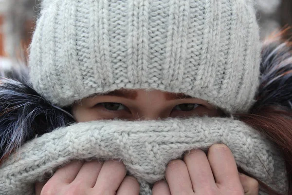 Menina Escondida Atrás Lenço Frio — Fotografia de Stock