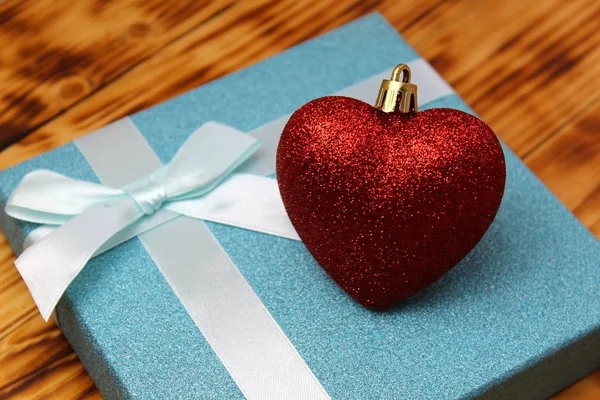 Corazón Rojo Yace Una Caja Regalo Turquesa — Foto de Stock