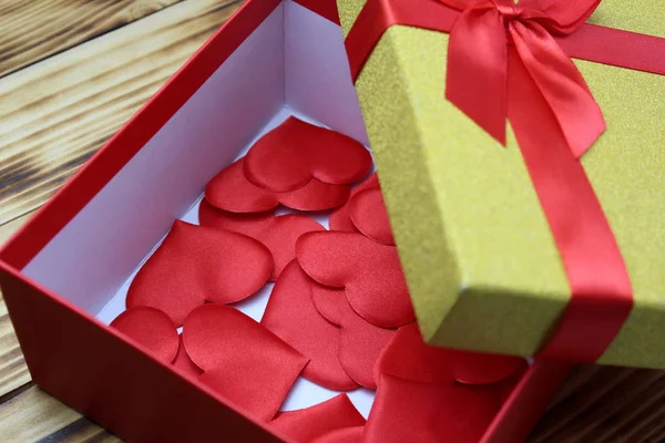 Dalam Kotak Setengah Terbuka Terletak Hadiah Banyak Valentine Kecil — Stok Foto