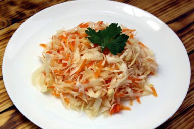 Havuçlu lahana salatası ve lahana turşusu.