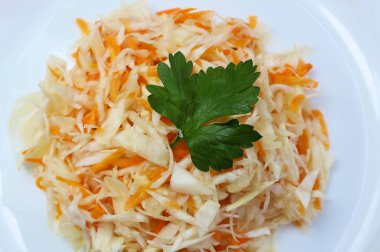 Havuçlu lahana salatası ve lahana turşusu.