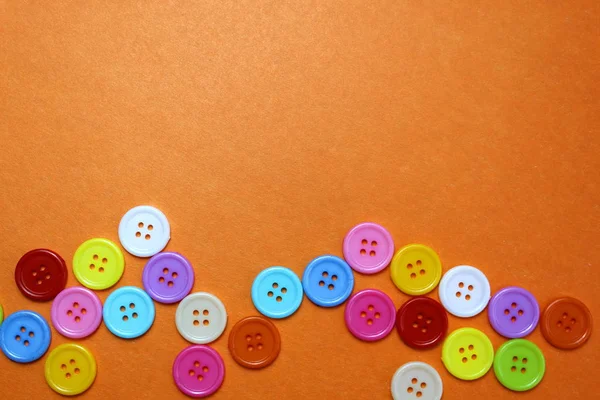 Botones Decorativos Diferentes Colores Brillantes Encuentran Sobre Fondo Naranja —  Fotos de Stock