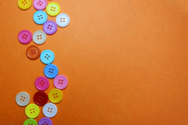Botones Decorativos Diferentes Colores Brillantes Encuentran Sobre Fondo Naranja —  Fotos de Stock